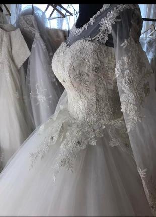 Дуже пишна весільна сукня2 фото