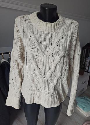 Білий м'який светр