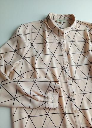 Стильная блуза нежного пудрово-розового цвета в геометричный принт