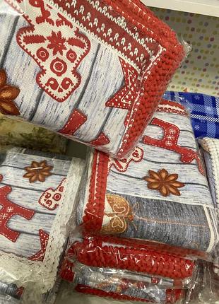 Новогодняя скатерть с красными пампошками