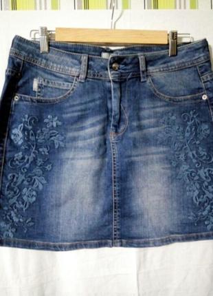 Юбка  с  вышивкой