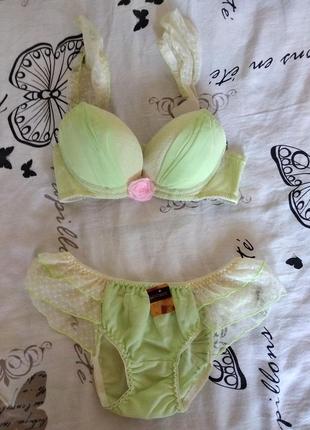 Нежный комплект нижнего белья-отличный подарок на новогодние праздники