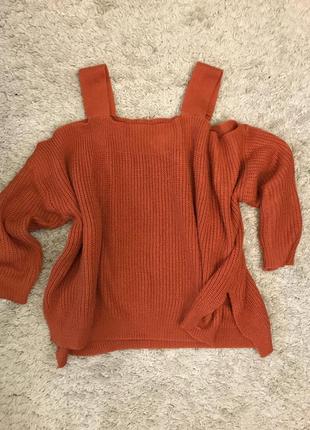 Стильний светр із відкриті плечі, подовжена спинка