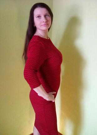 Червона сукня з весняного жаккарда