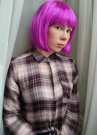 Парик розовый каре с челкой челкой парик аниме образ карнавальный парик фиолетовый яркий малиновий для образа3 фото