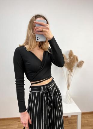 Базовий кроп-топ в рубчик із завязками на талії