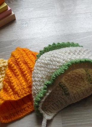 Набор вязанных шапочек на малышку 0-3 мес2 фото