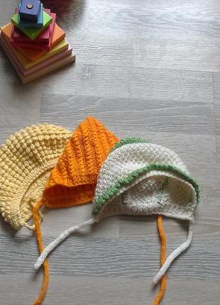 Набор вязанных шапочек на малышку 0-3 мес3 фото