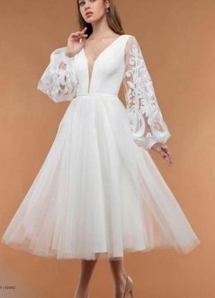 Дуже ніжна та красива сукня з мереживними рукавами1 фото