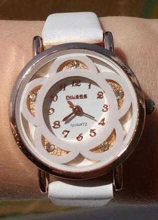Женские белые наручные часы со стразами2 фото