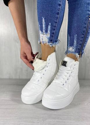 Женские белые бюджетные зимние ботинки с мехом зима