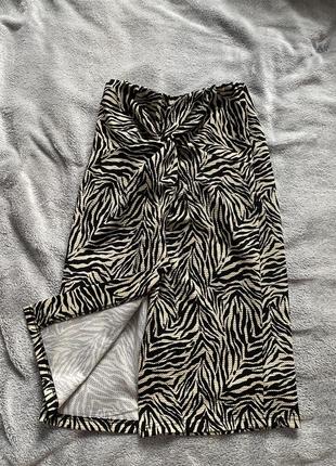 Спілниця з розрізом на колінах