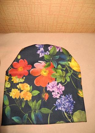 Красивая  шапка с модным цветочным принтом .