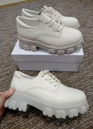 Модні кросівки туфлі бежеві