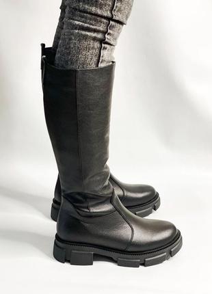 Жіночі теплі зимові чорні шкіряні високі чоботи на хутрі з тракторною підошвою
