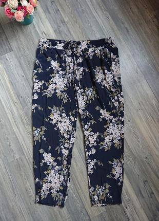 Красивые женские брюки свободного фасона в цветы вискоза батал большой размер