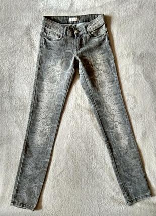 Джинсы с принтом под питона от pimkie