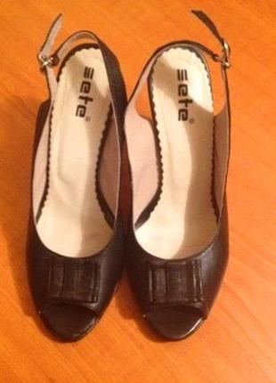 Шкіряні босоніжки