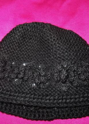 Вовняна шапочка з вывязанными квітами