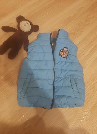 Гарненька тепленька безрукавка на хлопчика 2-3 рочки