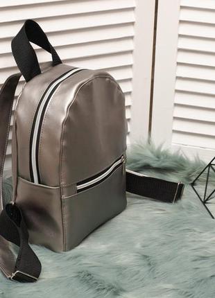 Невеликий зручний рюкзак, штучна шкіра, сріблястий колір6 фото