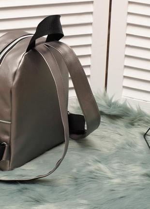 Невеликий зручний рюкзак, штучна шкіра, сріблястий колір7 фото