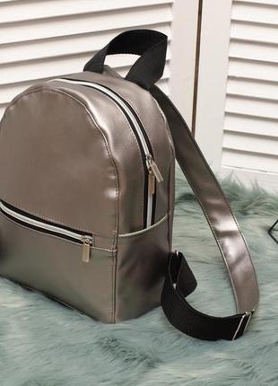 Невеликий зручний рюкзак, штучна шкіра, сріблястий колір4 фото
