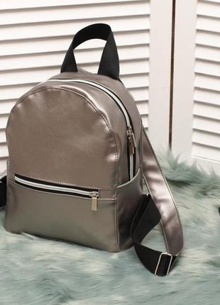 Невеликий зручний рюкзак, штучна шкіра, сріблястий колір3 фото