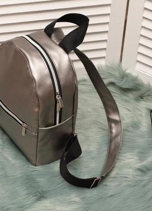 Невеликий зручний рюкзак, штучна шкіра, сріблястий колір5 фото