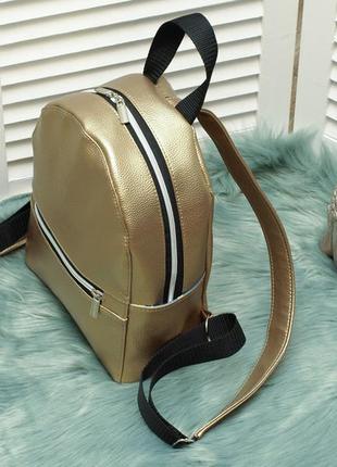 Невеликий зручний рюкзак, штучна шкіра, золотистий колір5 фото
