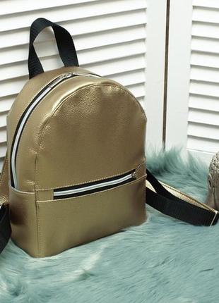 Невеликий зручний рюкзак, штучна шкіра, золотистий колір3 фото