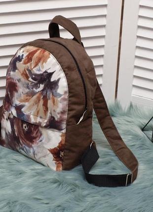 Невеликий велюровий рюкзак, коричневий з акварельними квітами