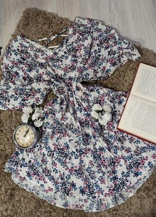 Ніжна блуза-футболка у польових квітах з коротким рукавом