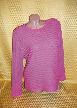 Женский розовый свитер.