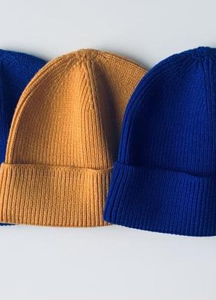 Шапка біні демісезонна, однотонна в'язана з підворотом (докер, коротка, класична)