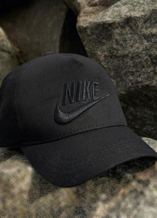 Стильна кепка з великим вишитим логотипом бренду