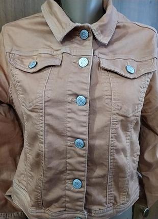 Піджак жіночий джинсовий.