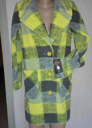 Стильное клетчатое пальто