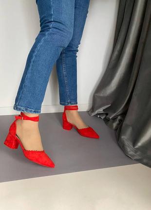 Червоні туфлі на широкому каблуку