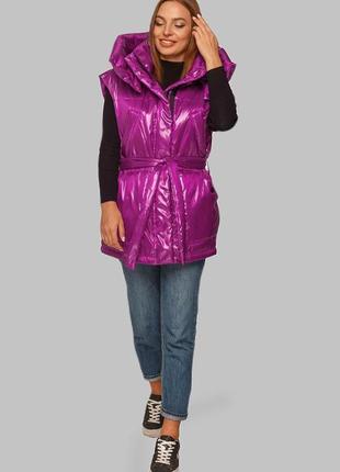 Малинового кольору жилет з капюшоном