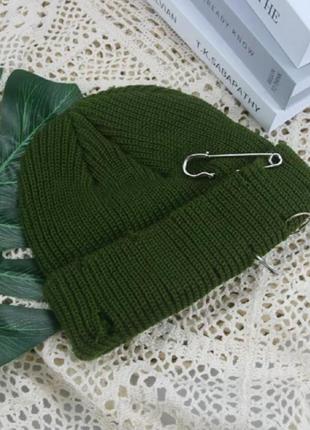 Шапка мини-бини рваная wuke с булавкой и кольцами one size зеленая1 фото