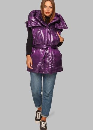Фиолетовый жилет с поясом и капюшоном в модном фасоне1 фото