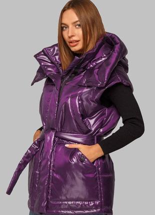 Фиолетовый жилет с поясом и капюшоном в модном фасоне4 фото