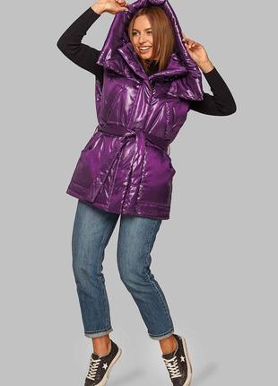 Фиолетовый жилет с поясом и капюшоном в модном фасоне3 фото