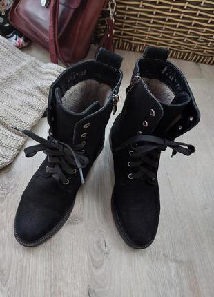 Практически новые зимние, замшевые ботинки2 фото