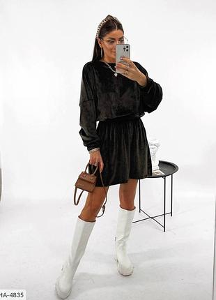 Стильне велюрове плаття-туніка вільного крою з поясом на резинці