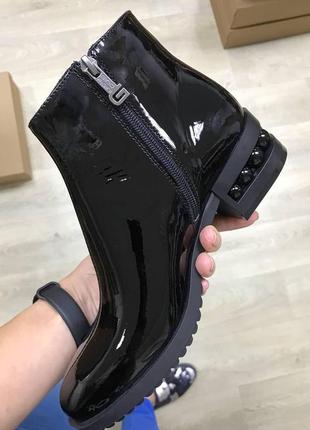 Класичні лакові черевики чорного кольору в стилі chanel
