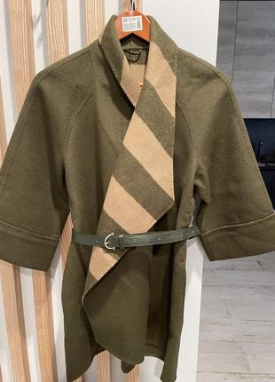 Шерстяне пальто кольору хакі.