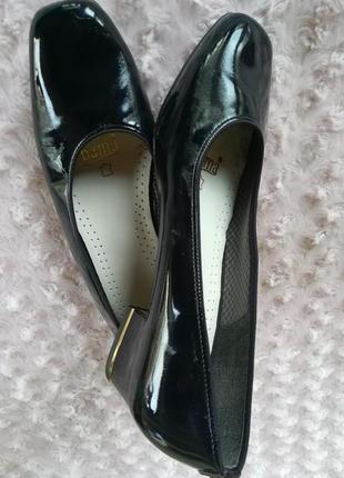 Туфлі жіночі лакові шкіряні  на зручному каблуку1 фото