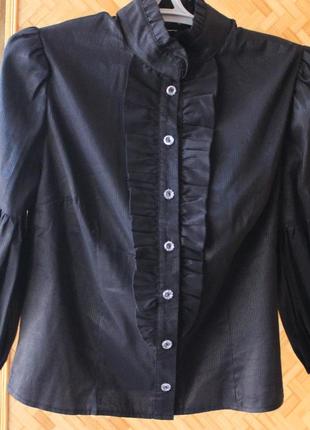 Черная офисная блуза с пышным рукавом